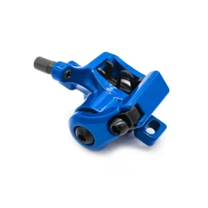 Pinza de freno azul anodizado para Patinete Eléctrico Xiaomi Mi 3 con pastillas incluidas, vista perspectiva mostrando su sistema mecánico de cable.