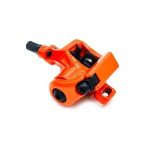 Pinza de freno naranja anodizado compatible con el Patinete Eléctrico Xiaomi Mi 3, mostrando las pastillas rectangulares en una vista perspectiva.