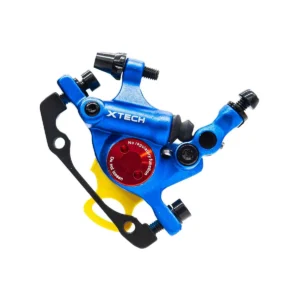 Vista frontal de la pinza de freno azul anodizado Xtech HB-100 con doble pistón para Patinete Eléctrico, mostrando su robusta construcción hidráulica.