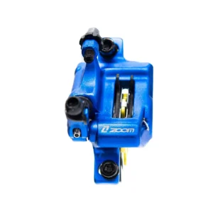 Vista superior de la Pinza de Freno Xtech HB-100 con acabado en azul anodizado para Patinete Eléctrico, mostrando el diseño robusto de doble pistón.