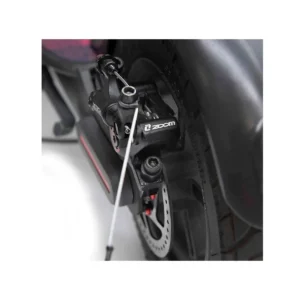 Detalle de la pinza de freno Xtech HB-100 negro con doble pistón para Patinete Eléctrico, mostrando su diseño discreto y elegante.