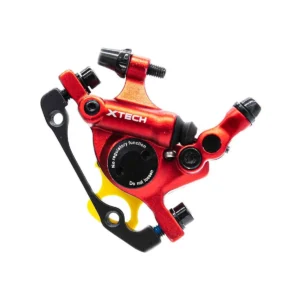 Vista frontal de la Pinza de Freno Semi Hidráulica Xtech HB-100 Roja Anodizada para Patinete Eléctrico, destacando su robusto sistema de doble pistón.