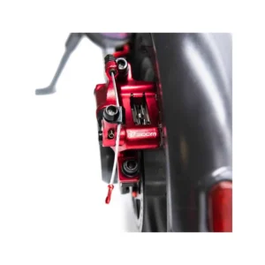 Vista posterior de la Pinza de Freno Semi Hidráulica Xtech HB-100 en rojo anodizado, diseñada para mejorar la frenada en patinetes eléctricos mediante un sistema híbrido de doble pistón.