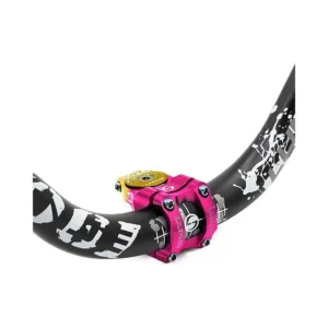 Potencia 31 8mm ewpm 003 dorado fucsia compatible con patinete y bicicleta: primer plano demostrando su alta gama.