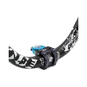 Potencia 31 8mm ewpm 003 negro azul compatible con patinete y bicicleta: enfoque constructivo de los puntos de fijación.