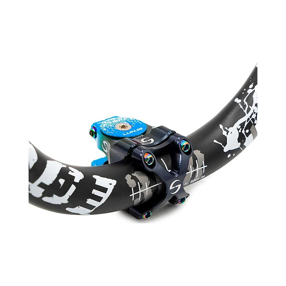 Potencia 31 8mm negro azul compatible con patinete y bicicleta: enfoque constructivo de los puntos de acoplamiento.