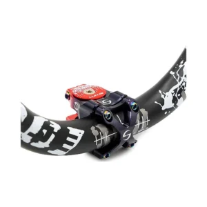 Potencia 31 8mm negro rojo compatible con patinete y bicicleta: diseñado para un colocación práctico.