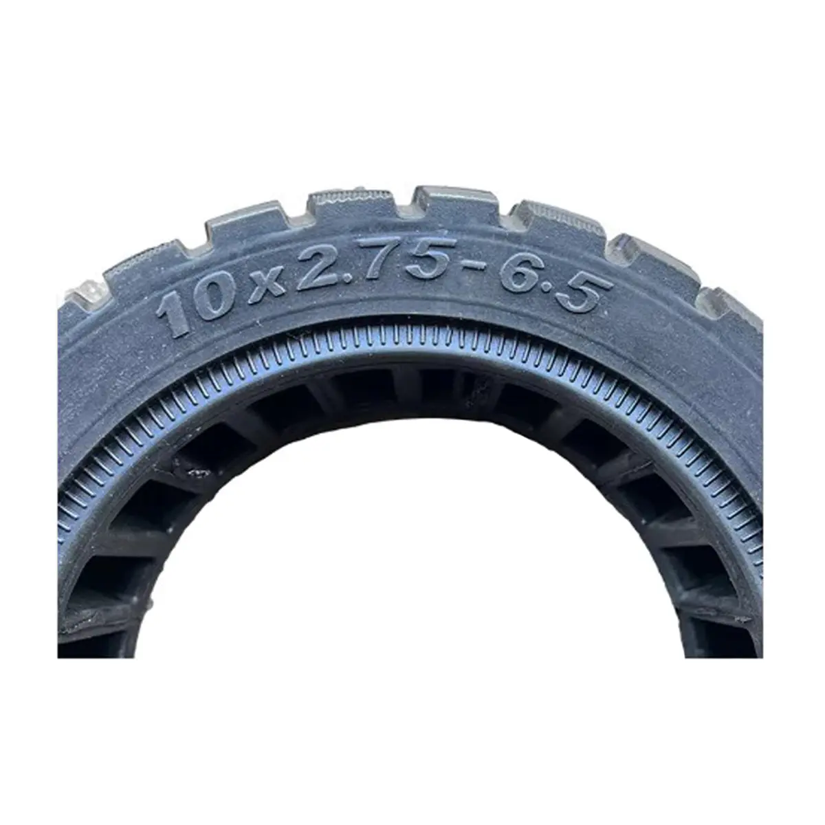 vista detalles de la rueda maciza 10x2.75-6.5 xuancheng offroad para patinete eléctrico, fabricada en material resistente y sin riesgo de pinchazos, en OmmviShop.