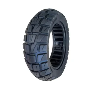 vista perspectiva de la rueda maciza 10x2.75-6.5 xuanchen offroad para patinete eléctrico, destacando su construcción duradera y conducción sin riesgo de pinchazos, en OmmviShop.