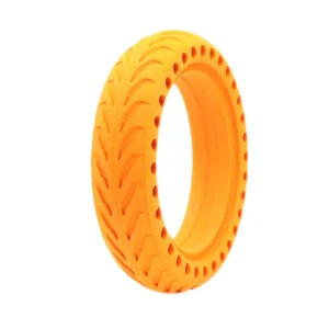 vista perspectiva de la rueda maciza 8.5x2 agujereada amarilla para patinete eléctrico, ofreciendo durabilidad y sin riesgo de pinchazos, en OmmviShop.