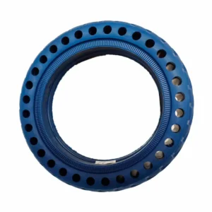 vista lateral de la rueda maciza 8.5x2 agujereada azul para patinete eléctrico, con construcción perforada que previene pinchazos y ofrece durabilidad, en OmmviShop.