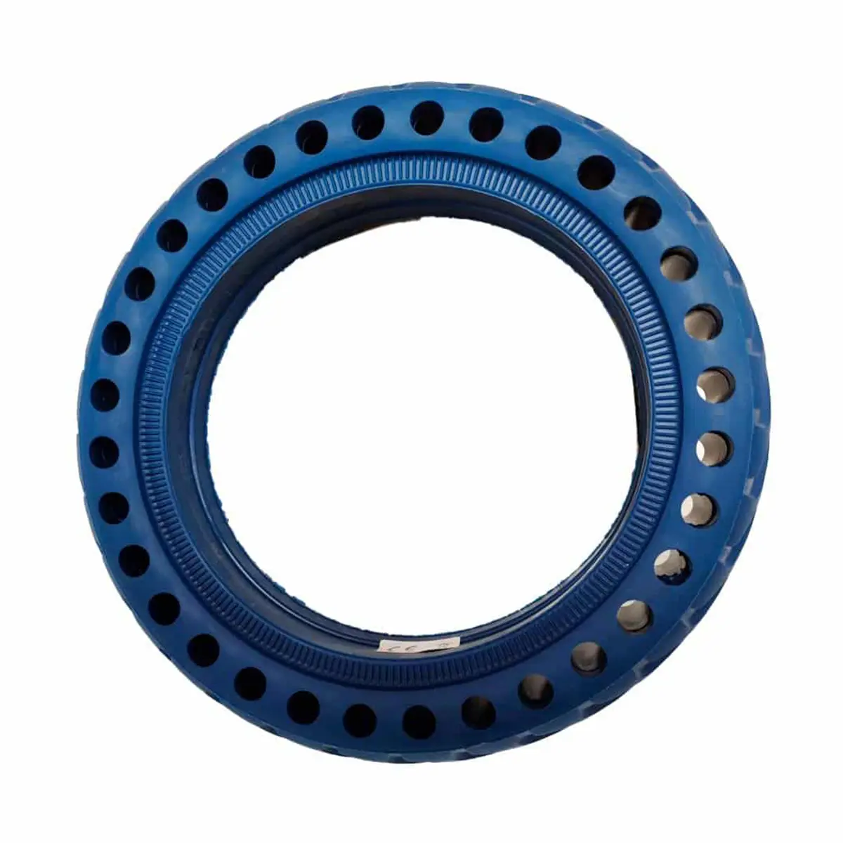vista lateral de la rueda maciza 8.5x2 agujereada azul para patinete eléctrico, con construcción perforada que previene pinchazos y ofrece durabilidad, en OmmviShop.
