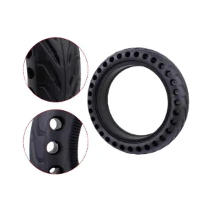 detalle de la rueda maciza 8.5x2 agujereada negra para patinete eléctrico, diseñada con material perforado para mayor durabilidad y sin riesgo de pinchazos, en OmmviShop.