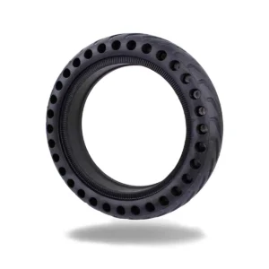 vista lateral de la rueda maciza 8.5x2 agujereada negra para patinete eléctrico, fabricada en material resistente y compatible con modelos como xiaomi y cecotec, en OmmviShop.
