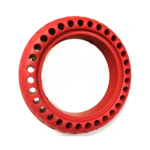 vista perspectiva de la rueda maciza 8.5x2 agujereada roja, diseñada para patinete eléctrico con resistencia antipinchazo, ideal para modelos compatibles como Xiaomi, en OmmviShop.
