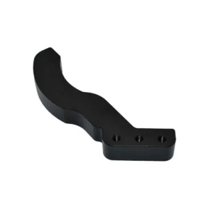 Soporte de Freno Negro para Patinete Eléctrico ICe Q5 con acabado anodizado brillante fabricado en aluminio mediante mecanizado CNC, mostrando su diseño curvado y puntos de anclaje específicos.
