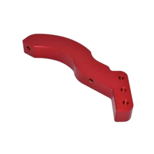 Soporte de freno rojo anodizado brillante para Patinete Eléctrico ICe Q5 mostrando el adaptador CNC trasero en aluminio robusto, ideal para el basculante trasero.